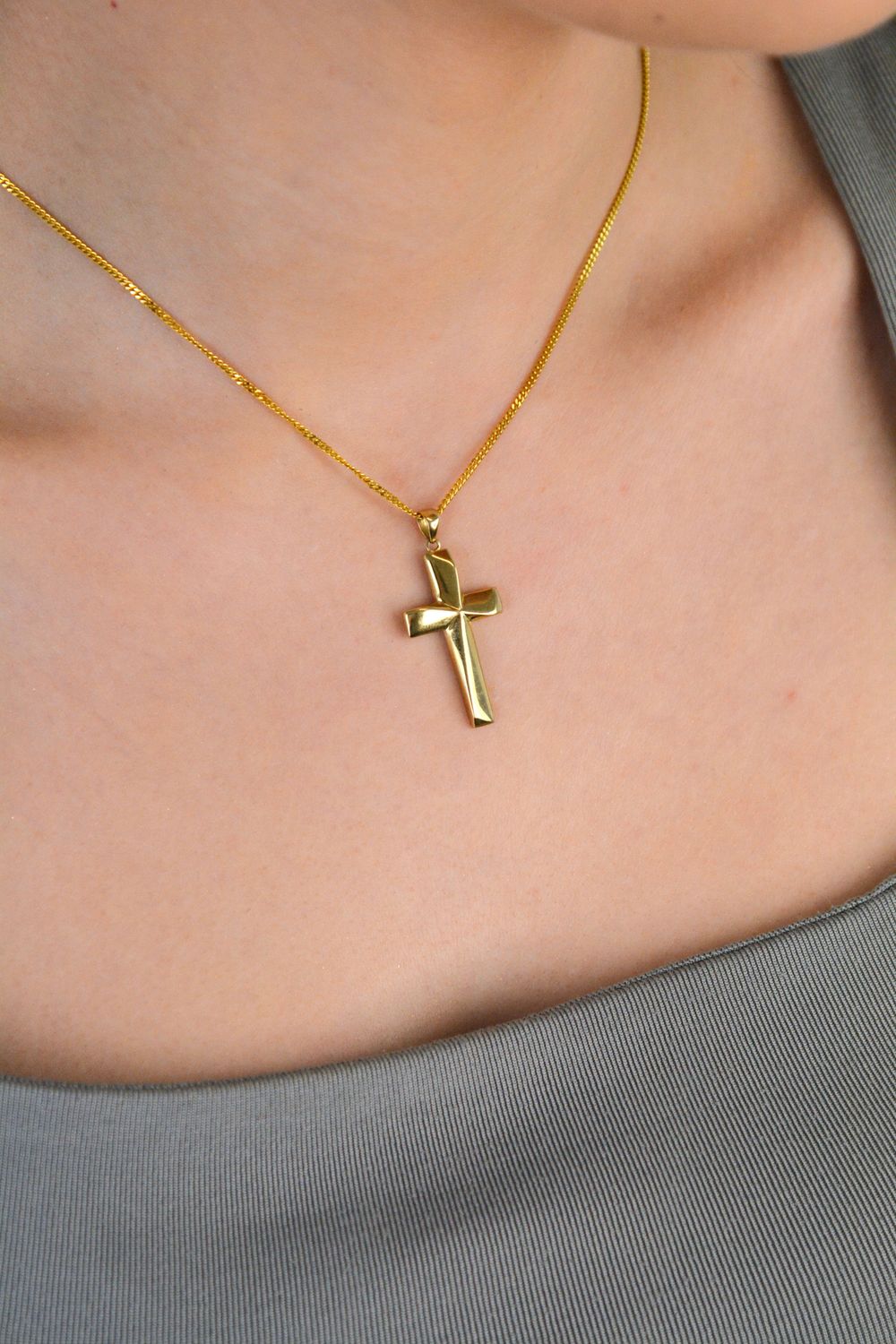 Złota zawieszka gładki krzyżyk ZA 3837A 333, próba 333. Złoty krzyżyk to bardzo elegancki wybór na prezent, który jest subtelny i ponadczasowy. 1.jpg